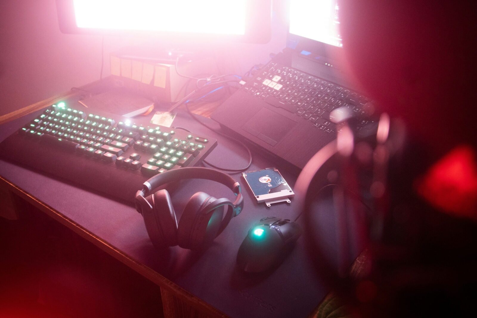 Hướng Dẫn Tạo Video Sáng Tạo Với Kling AI Từ A-Z 7 a person holding a remote control in front of a computer